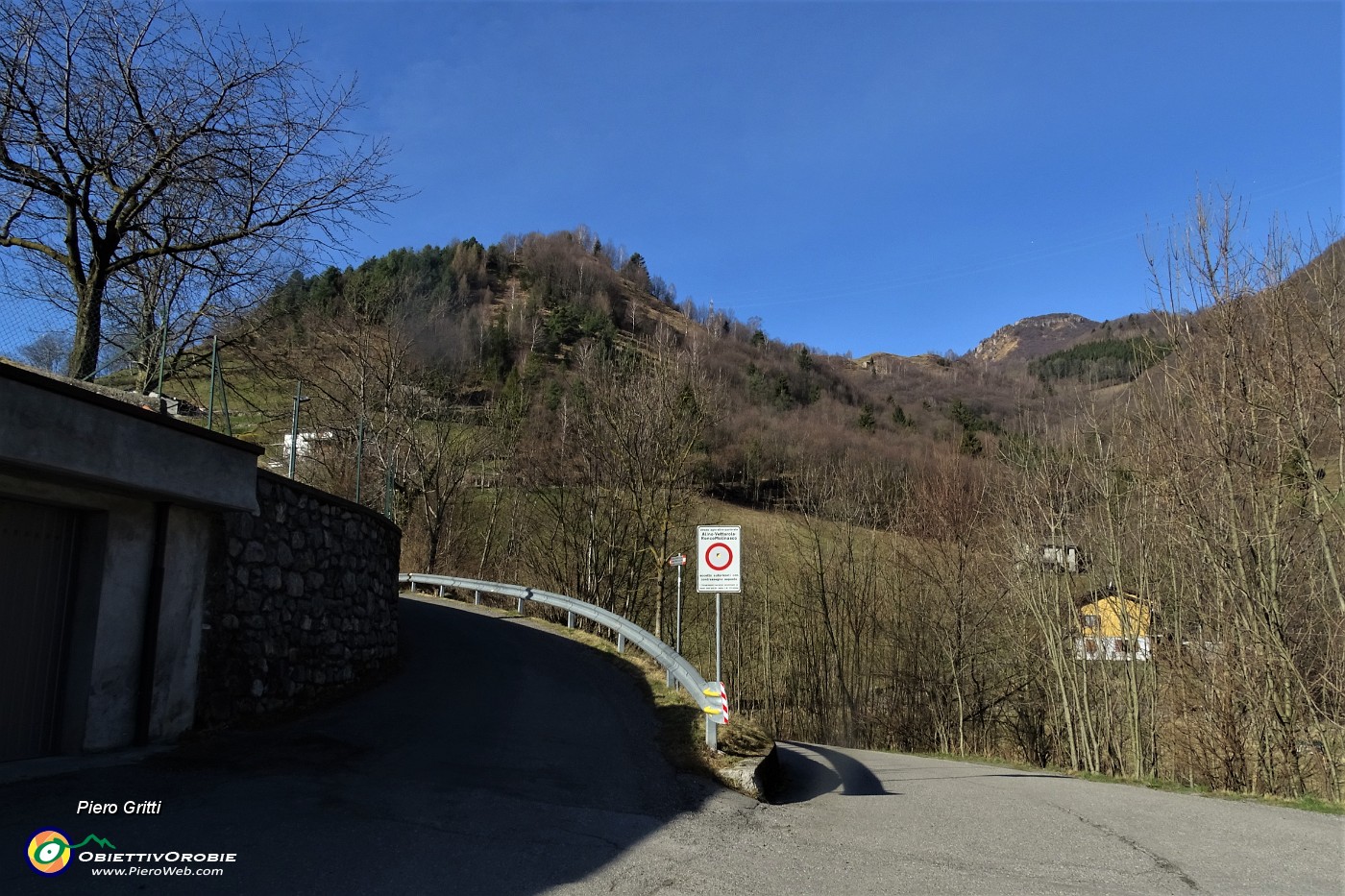 13 Da qui, paercheggiata l'auto, si parte seguendo per un tratto la stradetta agrosilvopastorale.JPG